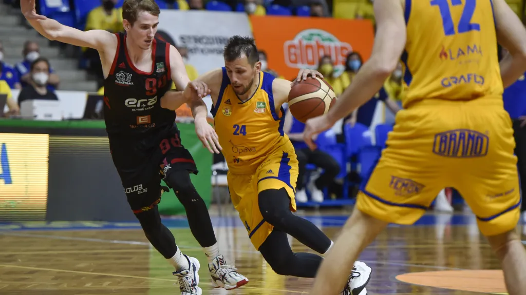 Jakub Šiřina z Opavy (uprostřed) v utkání s Nymburkem