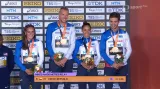 Medailový ceremoniál s bronzovou českou smíšenou štafetou