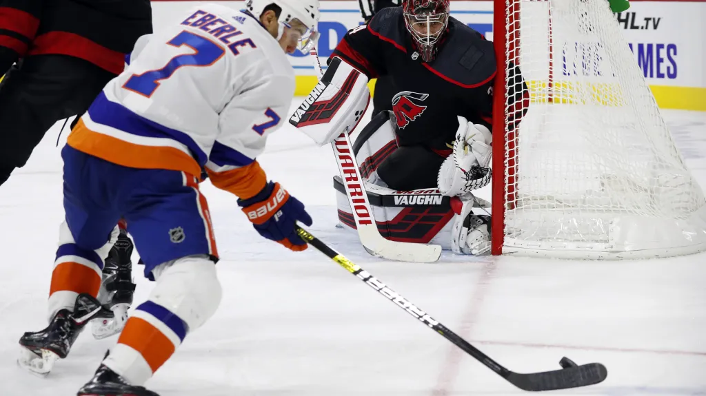 Petr Mrázek v utkání s Islanders