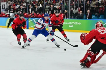 Matt Boldy v nájezdu na Jordana Binningtona
