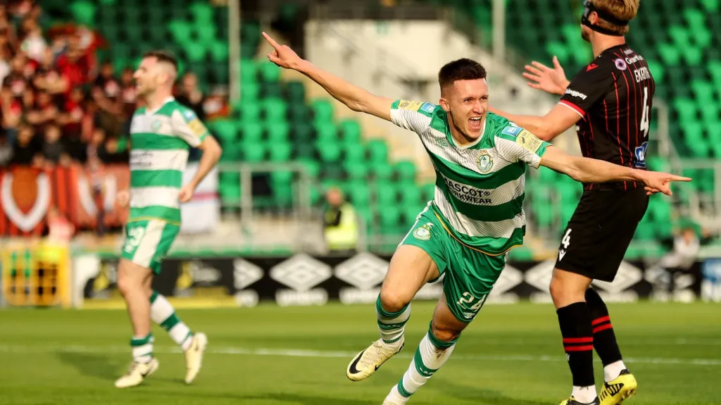 Johny Kenny se raduje z gólu v utkání s Vikingurem