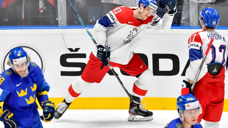 Dominik Kubalík oslavuje gól proti Švédsku