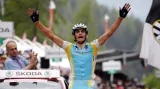 Roman Kreuziger se v cíli raduje z premiérového etapového vítězství