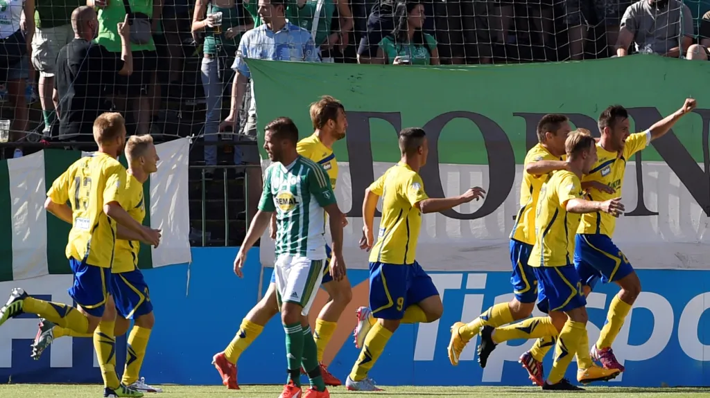 Fotbalisté Zlína se radují z gólu v síti Bohemians 1905