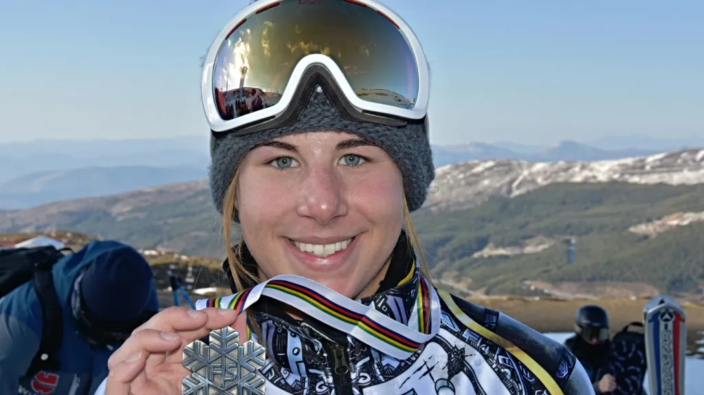Ester Ledecká se sbříbrnou medailí z mistrovství světa za paralelní slalom