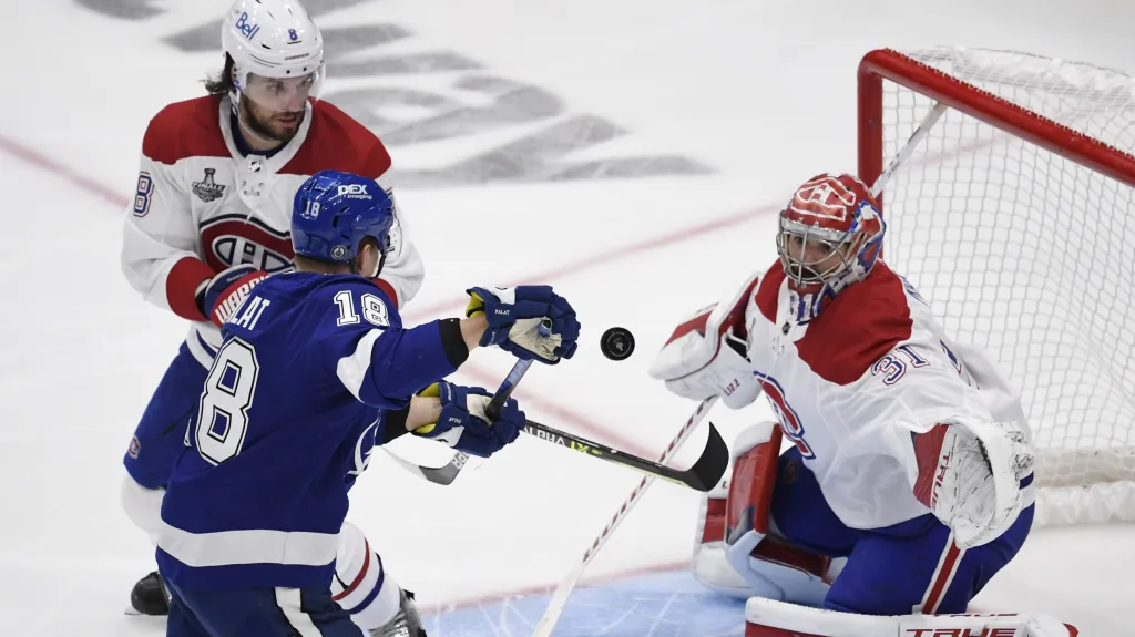 Ondřej Palát z Tampy Bay se snaží překonat Careyho Price v brance Montrealu