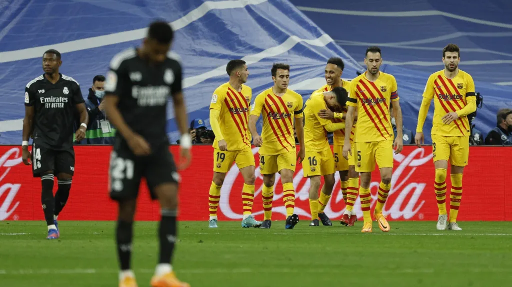 Fotbalisté FC Barcelona oslavují gól v El Clásicu