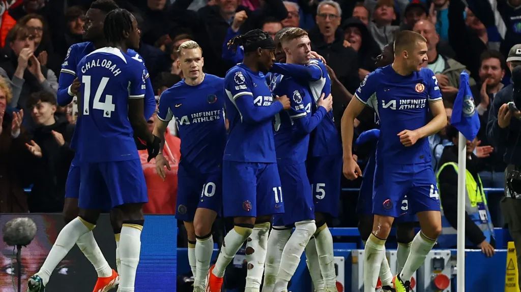 Fotbalisté Chelsea se radují z gólu v síti Tottenhamu