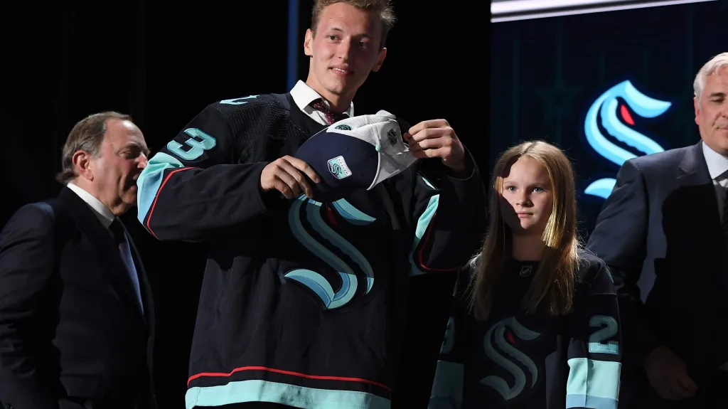 Eduard Šalé na draftu NHL v dresu Seattlu