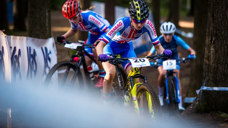 Karolína Bedrníková a v pozadí Aneta Novotná