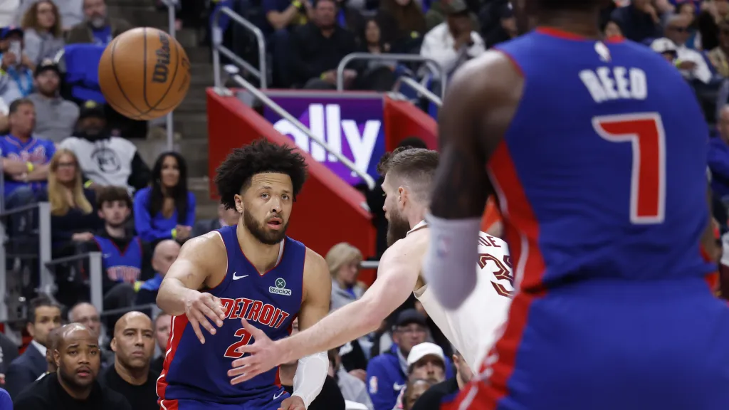 Cade Cunningham a Paul Reed v utkání Detroit – Cleveland