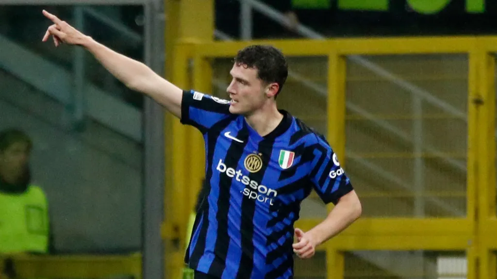 Benjamin Pavard slaví gól proti Bayernu