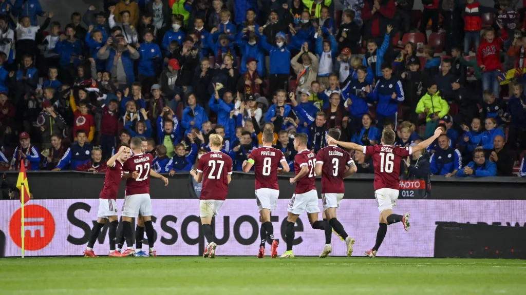 Slavící fotbalisté Sparty