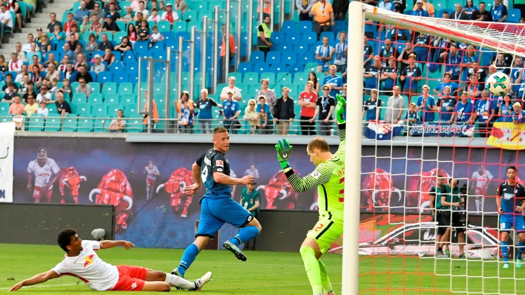 Pavel Kadeřábek střílí gól do sítě Lipska