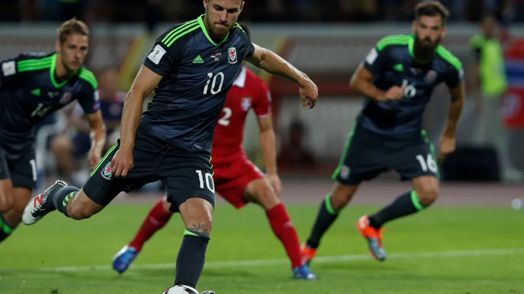 Aaron Ramsey dává z penalty gól Srbsku