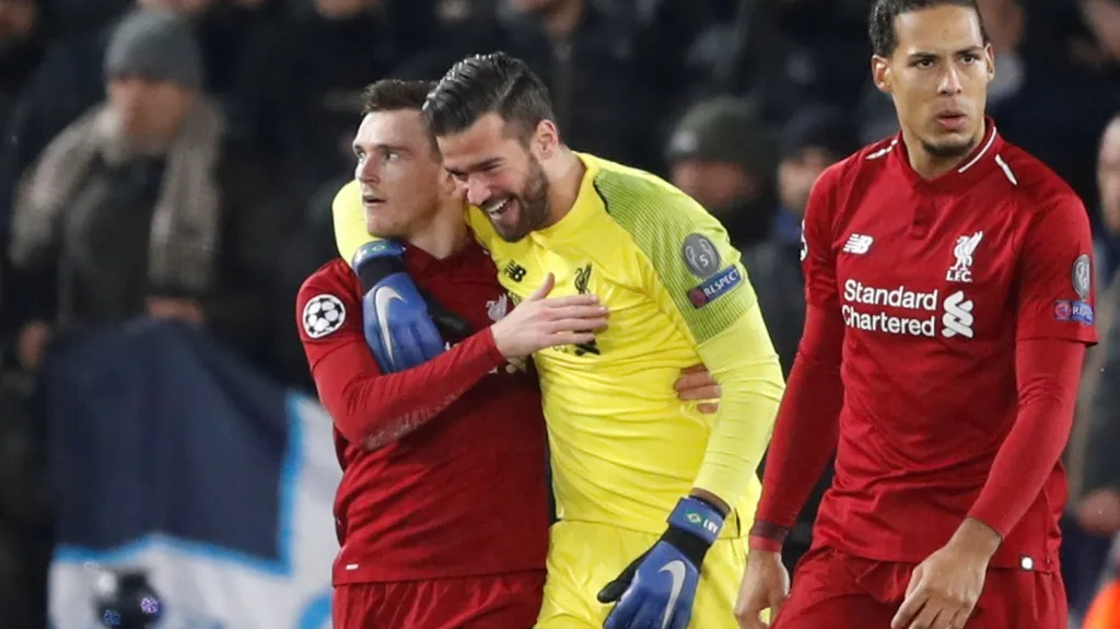 Brankář Liverpoolu Alisson se raduje se spoluhráči