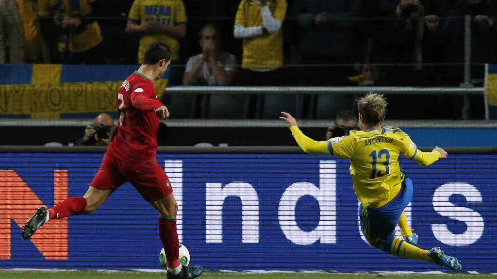 Ronaldo střílí jeden ze svých gólů Švédsku