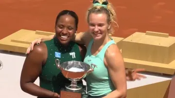 Kateřina Siniaková s Taylor Townsendovou po triumfu na Roland Garros