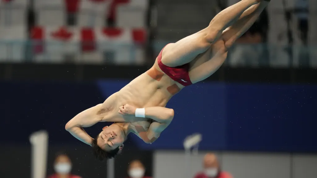 Wang Cung-jüan při skoku do vody