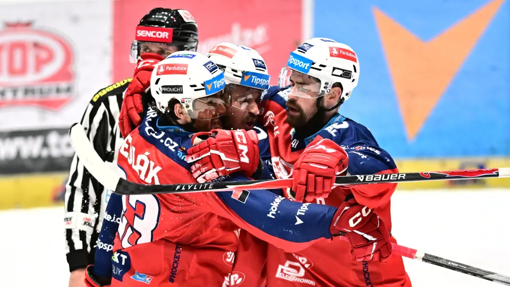 Hokejisté Pardubic slaví gól