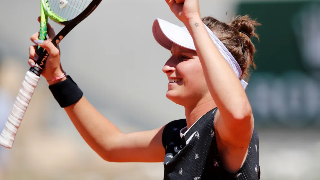 Tenistka Markéta Vondroušová slaví postup do čtvrtfinále Roland Garros
