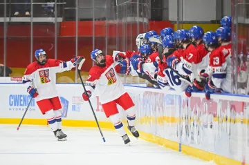 Čeští hokejisté do 18 let slaví