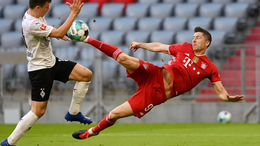 Robert Lewandowski z Bayernu střílí gól do sítě Mönchengladbachu
