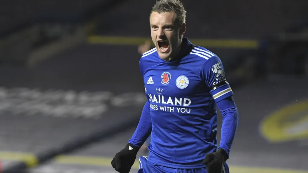 Jamie Vardy oslavuje gól na stadionu Leedsu