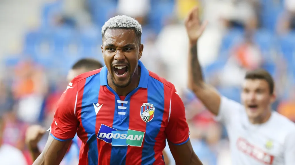 Jean-David Beauguel z Plzně se raduje z gólu