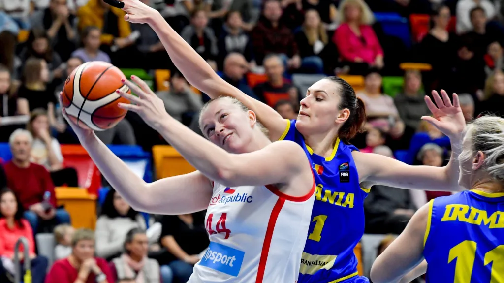 Julia Reisingerová (vlevo) v dresu české reprezentace