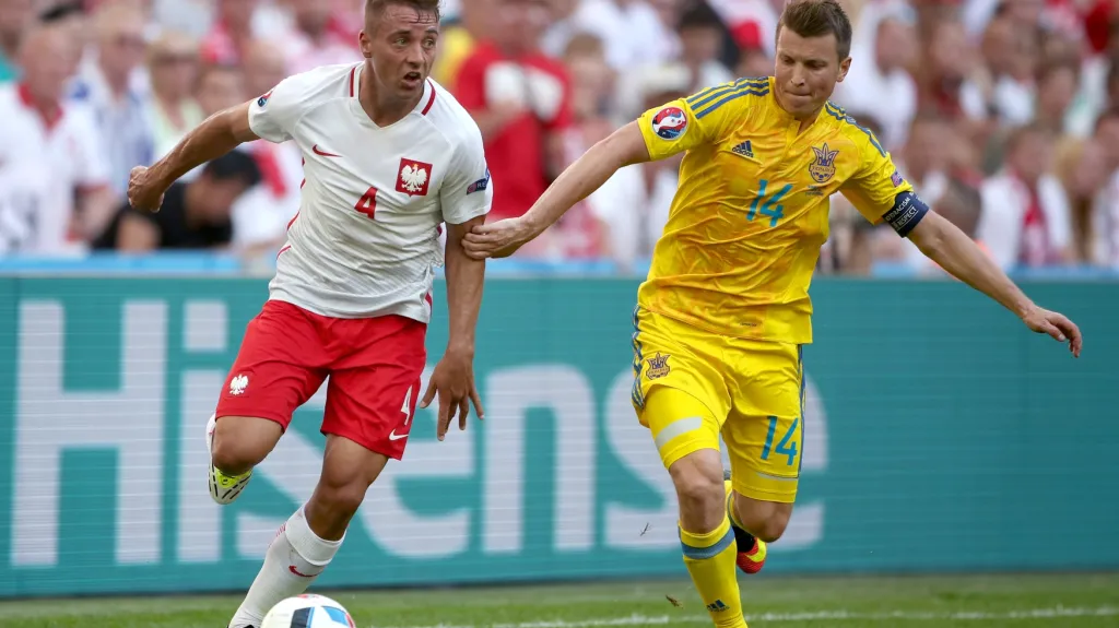 Polák Cionek (vlevo) a Ruslan Rotaň, kapitán Ukrajiny na Euro 2016