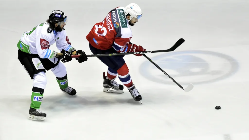 Jan Hanzlík z Mladé Boleslavi (vlevo) v utkání s Pardubicemi