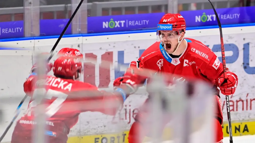 Martin Růžička a Andrej Nestrašil z Třince se radují po gólu v brance Pardubic
