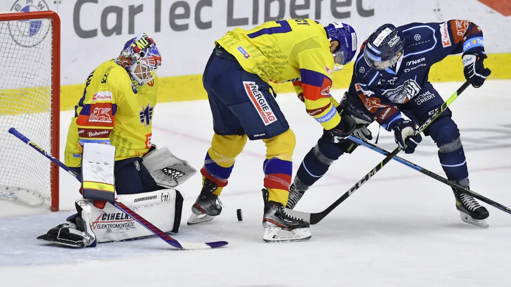 Českobudějovický brankář Dominik Hrachovina čelí liberecké šanci