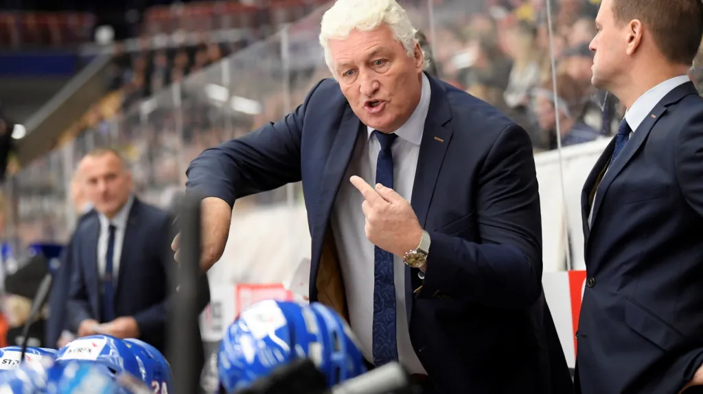 Kouč české reprezentace Miloš Říha uděluje pokyny