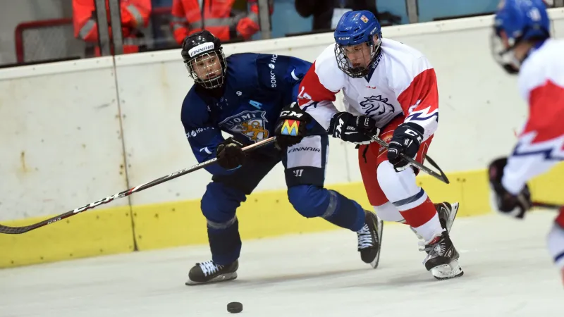 Jan Myšák ujíždí finskému bekovi a jedničce draftu CHL Kasperu Puutiovi