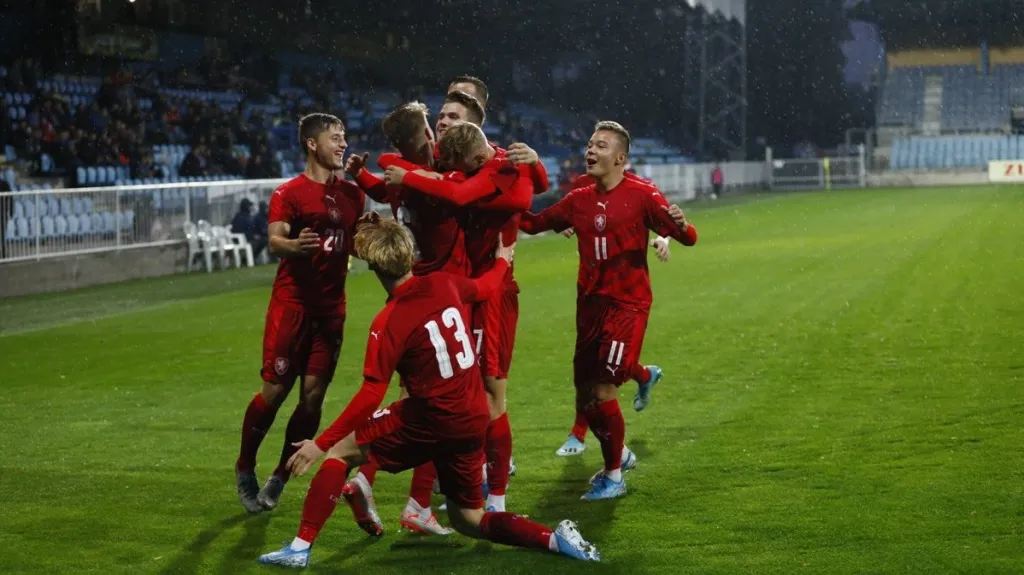 Čeští fotbalisté do 19 let se radují z gólu