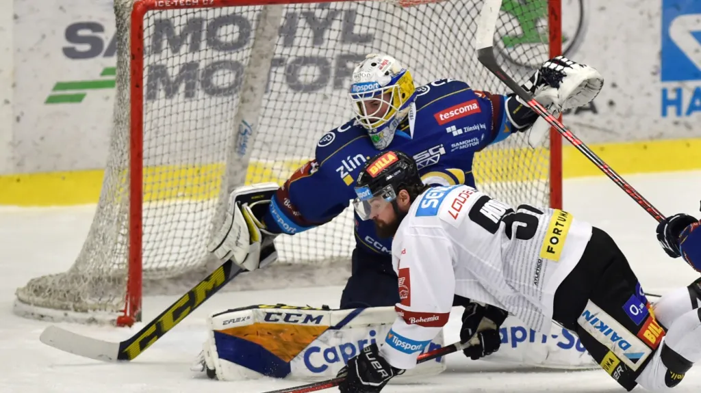 Sparťanský útočník Roman Horák v pádu střílí na Daniela Hufa