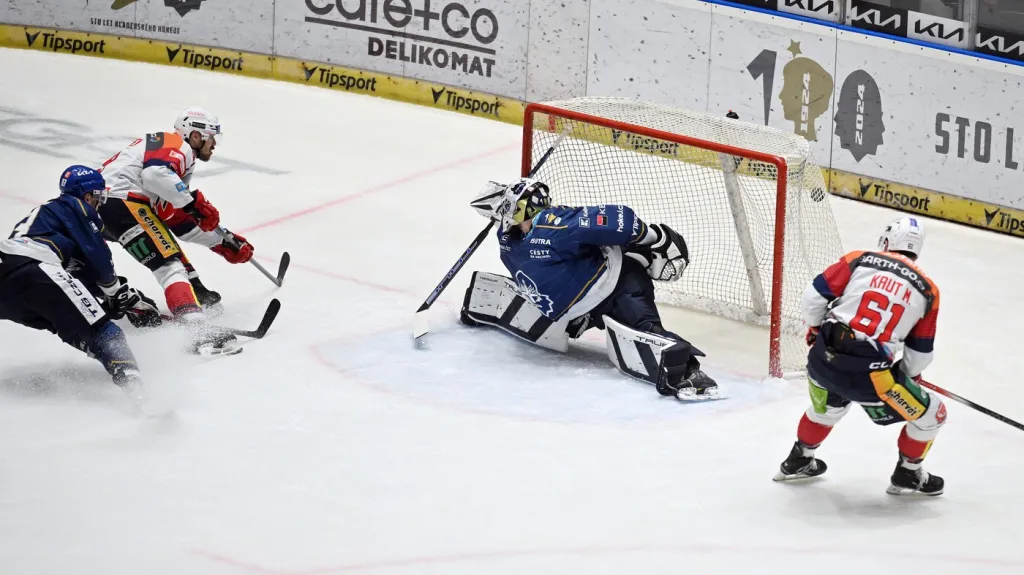 Pardubický Miloš Kelemen překonává kladenského brankáře Adama Brízgalu