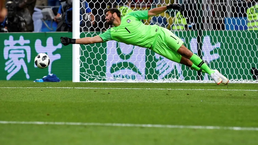 Alisson Becker v dresu Brazílie