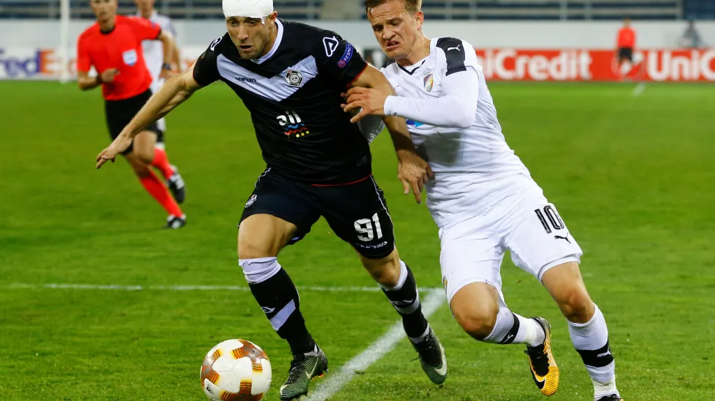 Plzeňský Jan Kopic (vpravo) bojuje o míč s Draganem Mihajlovičem z Lugana