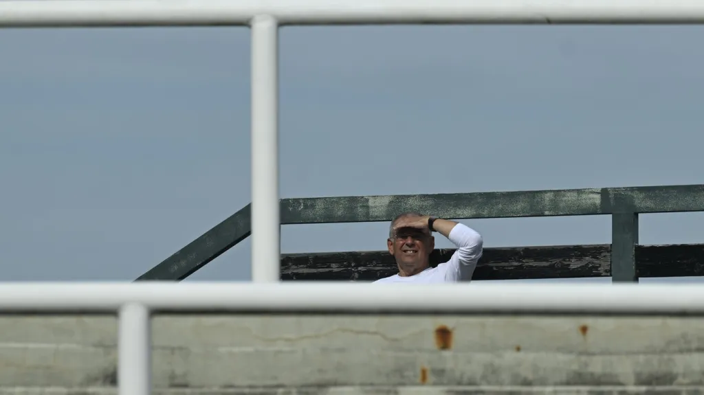 Trenér Petr Rada na tribuně