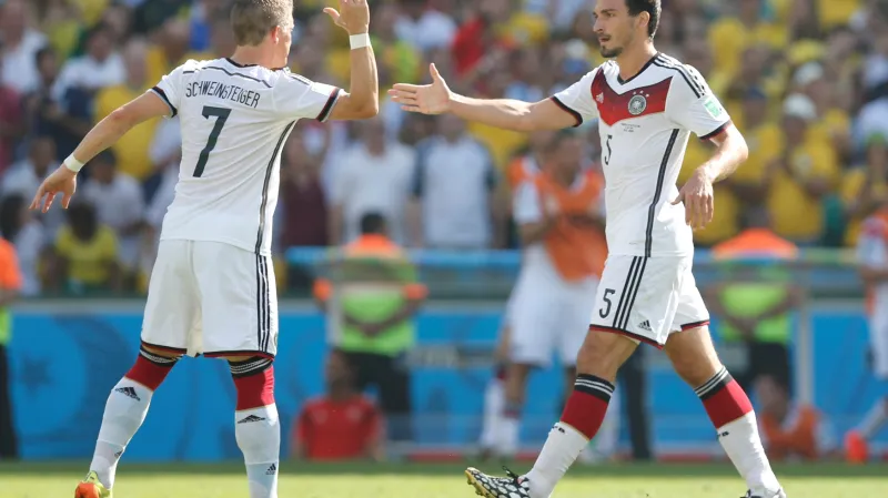 Bastian Schweinsteiger a Mats Hummels