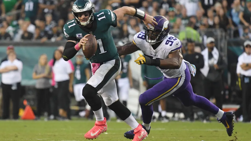 Carson Wentz z Philadelphie uniká skládce Danielle Huntera z Minnesoty