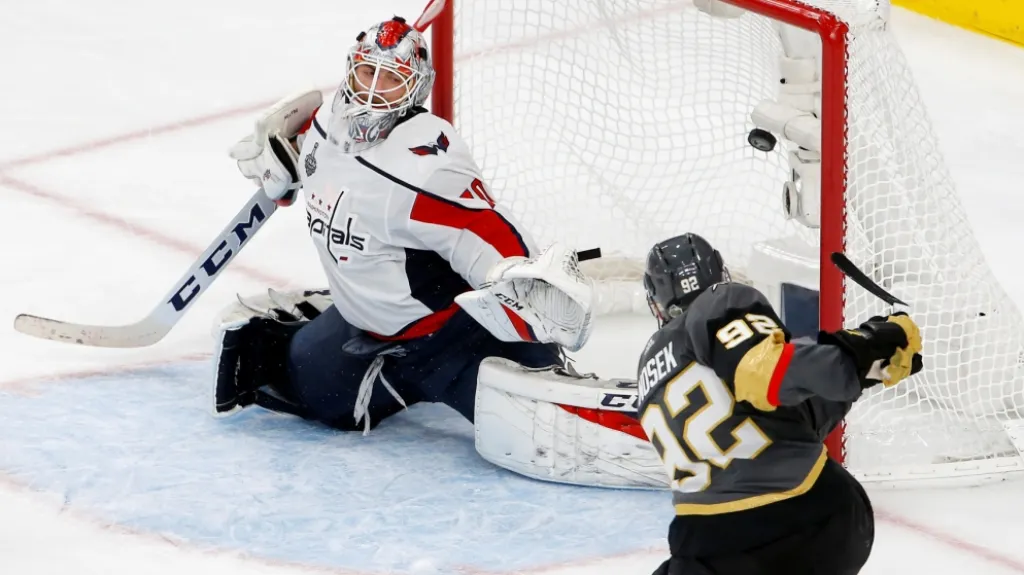 Tomáš Nosek střílí vítězný gól v prvním finále play-off NHL