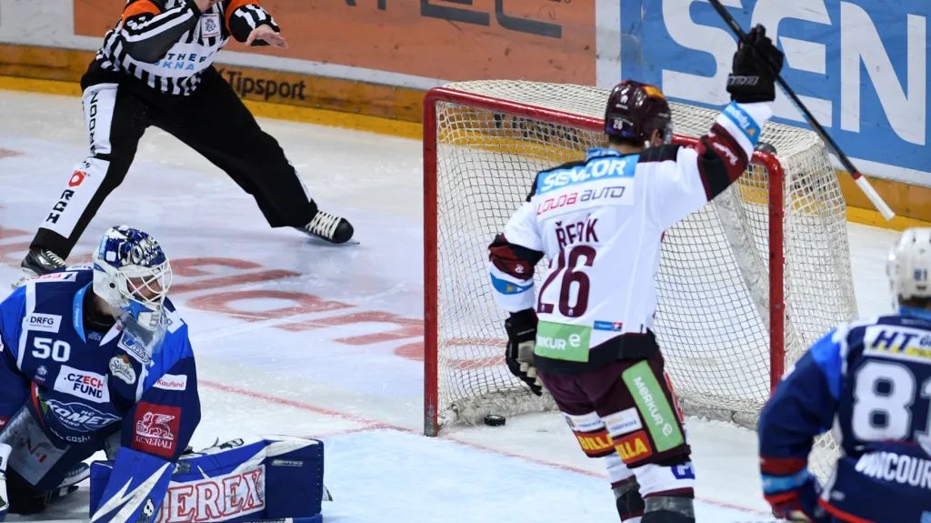 Sparťan Michal Řepík střílí gól do sítě Brna