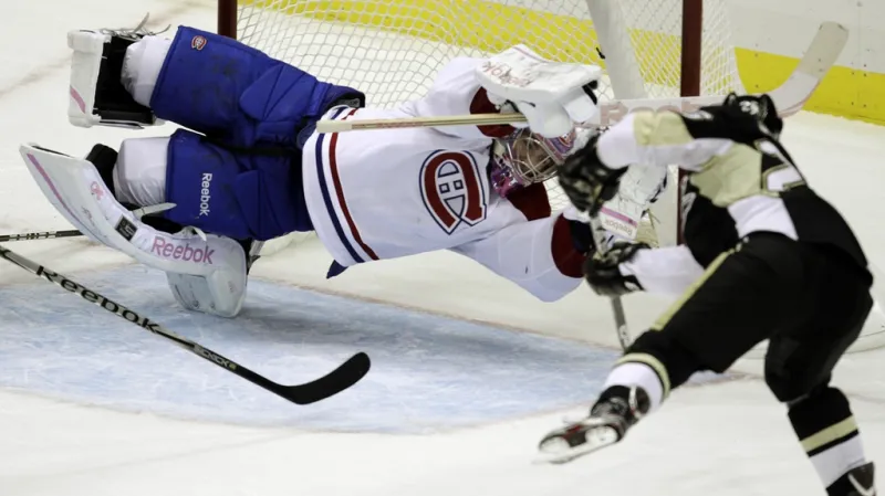 Brankář Montrealu Carey Price zasahuje