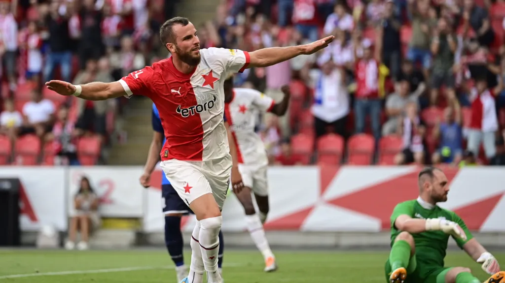 Václav Jurečka ze Slavie se raduje z gólu v síti St Joseph's