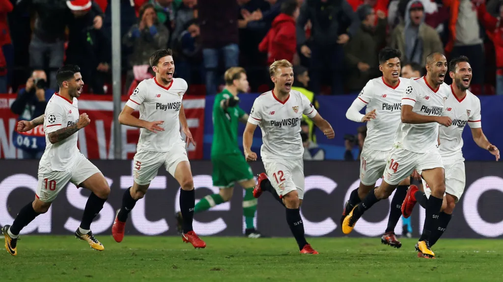 Fotbalisté Sevilly slaví vyrovnávací gól proti Liverpoolu