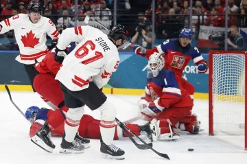 Kanadský útočník Mark Stone překonává Lukáše Dostála